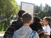 I ragazzi leggono il nostro primo cartello sulla Repubblica romana da noi collocato il 21 gennaio 2004