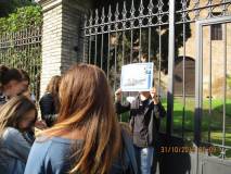 La III B inizia la visita sui luoghi. All'ottavo bastione Simone spiega l’attacco a tenaglia dei francesi