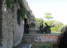 Ecco il cannone! I militari oggi in divisa speciale (sono di artiglieria)