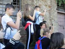 Le ragazze e i ragazzi tutti pronti con i telefonini… arriva lo sparo