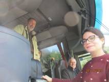 Arriva il pullman da Dragona, la prof.ssa Ileana Mignella è la prima a scendere