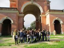 La classe III E davanti all'Arco dei Quattro Venti ricostruito sui ruderi di Villa Corsini