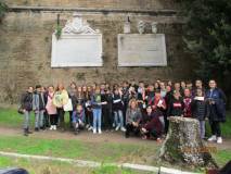 Tutti insieme alle mura di Villa Sciarra davanti alle lapidi affiancate: foto ricordo