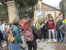 Un’alunna, felice, spiega la “casa rustica” che brucia; oggi è dell’Accademia Americana