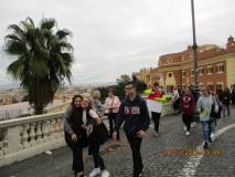 Baci e abbracci al panorama di Roma davanti al Fontanone