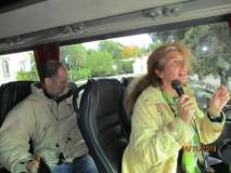 Noemi Grimaldi dal pullman spiega i luoghi e indica la colonna crucifera (prima trincea francese)
