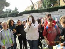 Curiosi e gioiosi a Villa Sciarra davanti alle lapidi affiancate