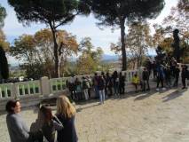 Un poco di svago al Mausoleo sotto il controllo delle insegnanti...