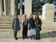 Foto di gruppo al Mausoleo: Maria Chiara Dore, Enrico Luciani, Monica Gentili, Rosaria Aversa
