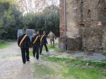 I militari hanno spiegato il cannone alla classe prima di rientrare