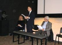 Gaetano Palombelli parla tra i due relatori: Giuseppe Monsagrati e Irene Manzi