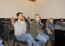 La sala non è molto piena: in primo piano il giovane Alessio Cutrona e alle sue spalle i nostri Gaetano D’Auria e Roberto Pagano