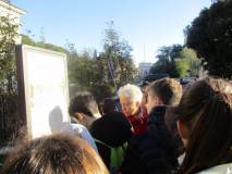 Il gruppo segue la spiegazione dei luoghi, in lontananza Porta San Pancrazio