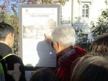 La prof.ssa Stefania Panichelli approfondisce la conoscenza dei luoghi: indica la scogliera del Vascello