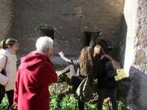 Sull'ottavo bastione ci si arrampica per vedere dalle feritoie a bocca di lupo