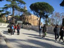 Si entra al Mausoleo e ci si dirige al Sacrario; sullo sfondo la Chiesa di San Pietro in Montorio