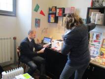 All'ingresso del Museo la consegna dei documenti da parte della prof.ssa