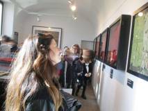Ricordi della memoria garibaldina la prof. Morrone davanti a una bandiera dei MILLE