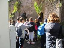 Si divertono sulle feritoie dell’ottavo bastione