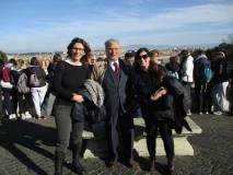 Foto ricordo al Fontanone per Enrico Luciani con le proff. Francesca Ciafardoni e Savina Morrone