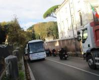 Il pullman arriva all'appuntamento facendosi largo sulla Via Aurelia, ancora a senso alternato per lavori