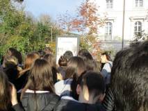 Tutti a leggere il pannello illustrativo “Villa Pamphili”