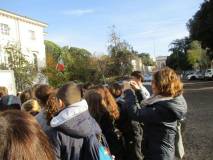 La prof.ssa Francesca Ciafardoni scatta una foto ricordo