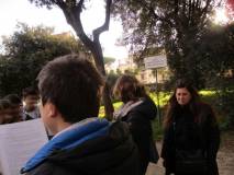 Un attivissimo giovane legge il Battaglione della Speranza: sulla destra la prof. Savina Morrone