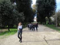 La prof.ssa Francesca Ciafardoni guida il gruppo sul viale dei combattimenti del 3 giugno 1849