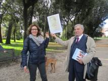 Foto ricordo con l’immagine di Goffredo Mameli per Enrico Luciani e la prof.ssa Francesca Ciafardoni