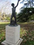 Di ritorno al pullman si può vedere la statua di Righetto