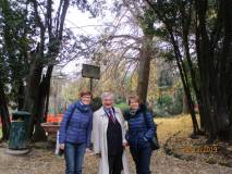 Enrico Luciani e le prof.sse Cristina Ganassi e Imma Germinario; alle spalle il Ginkgo biloba