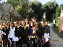 La prof. Loredana Rubeis con la classe III F sullo sfondo l’Arco dei quattro Venti