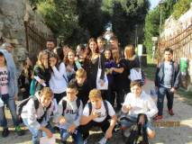 La prof. Loredana Rubeis con la classe III F ; sulla sinistra in fondo il prof. Massimiliano D’Aversa