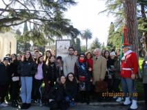 Grande festa dei ragazzi davanti al nostro pannello illustrativo appena ricollocato– bravi, grazie