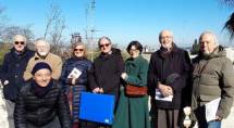 Il gruppo ex alunni del liceo Virgilio di Roma in posa davanti al Fontanone