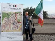 Enrico Luciani con il pannello L’ASSEDIO DI ROMA