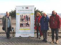 Enrico con Daniela Donghia, Ines Pietracci e Roberto Calabria mostrano il pannello L’ESERCITO della Repubblica romana