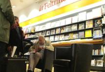 Al termine Claudio Fracassi si concede al pubblico firmando dediche e autografi