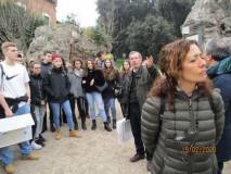 Giacomo Bucolo a Villa Pamphili parte con le spiegazioni, in primo piano la prof. Roberta Palomba