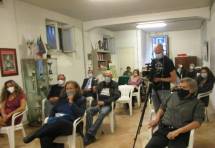 In sala tutti i partecipanti risultano distanziati e in mascherina
