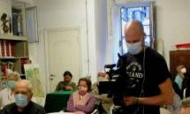 Fabrizio Ambrogi pronto al filmato: accanto a lui Siro, le insegnanti Elisabetta Ponti e Iva Marchioni e in fondo Mariapaola che pure fotografa