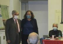 Enrico Luciani saluta Anna Vincenzoni, assessore del I Municipio che porta i saluti della presidente Sabrina Alfonsi: grazie