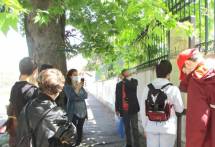 Massimo Capoccetti e Chiara Gili ascoltano il racconto della difesa di Villa Spada letta da un alunno