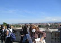 Daniela Donghia, che è anche guida turistica, spiega il Fontanone e mostra il panorama di Roma
