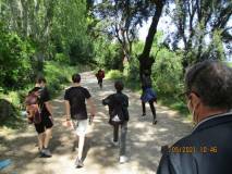 I maschi… di corsa verso la piazzola del cannone