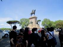 Sosta e spiegazioni a Piazzale Garibaldi: alcuni genitori passano a riprendere i figlioli