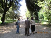 Il nostro accompagnatore Giacomo Bucolo spiega i luoghi alle .due signore
