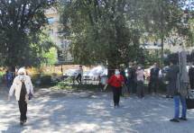 Licia Donati e Marcella Salvemme, in riunione con i Comitati di quartiere, salutano Enrico Luciani. Grazie.