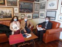 Noemi Cavicchia con Enrico Luciani e Marco Pizzo mentre riceve la nostra pubblicazione